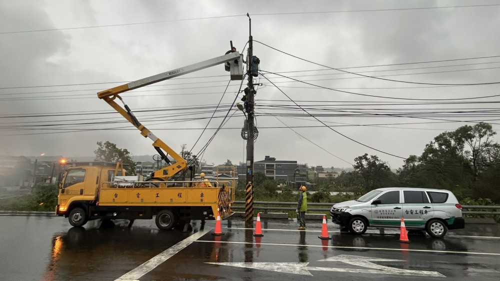 山陀兒肆虐逾十萬戶停電  台電高雄及鳳山區處動員力拚今晚復電五成