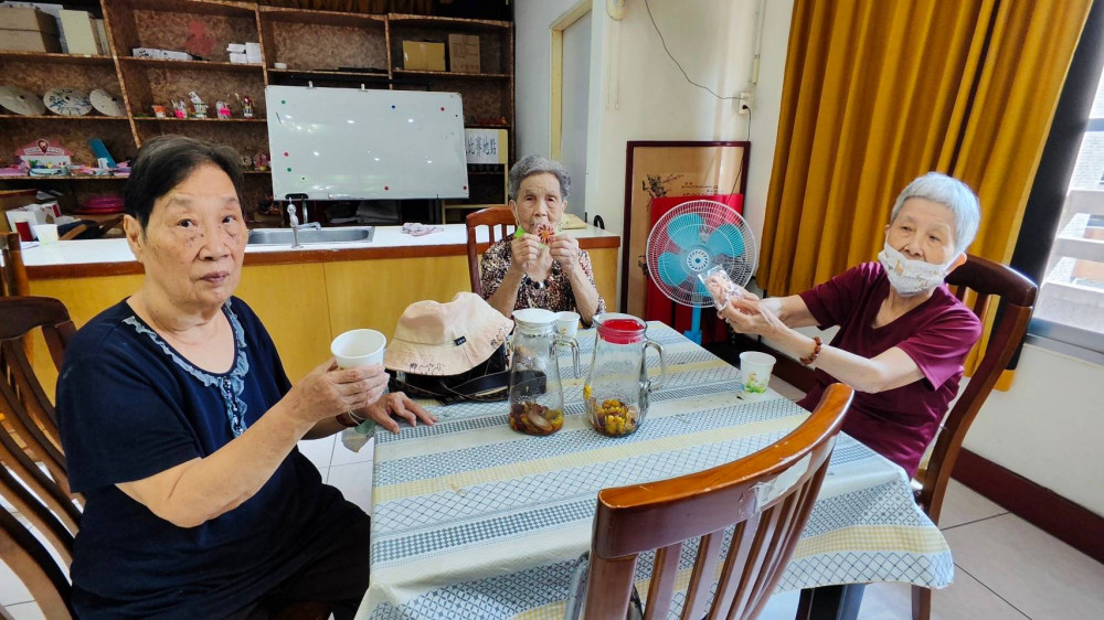 彰化榮家長輩重陽敬老 關懷住民手作紅豆糕品菊花茶