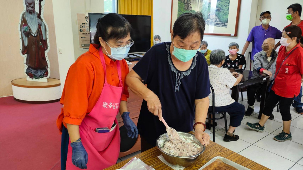 彰化榮家長輩重陽敬老 關懷住民手作紅豆糕品菊花茶