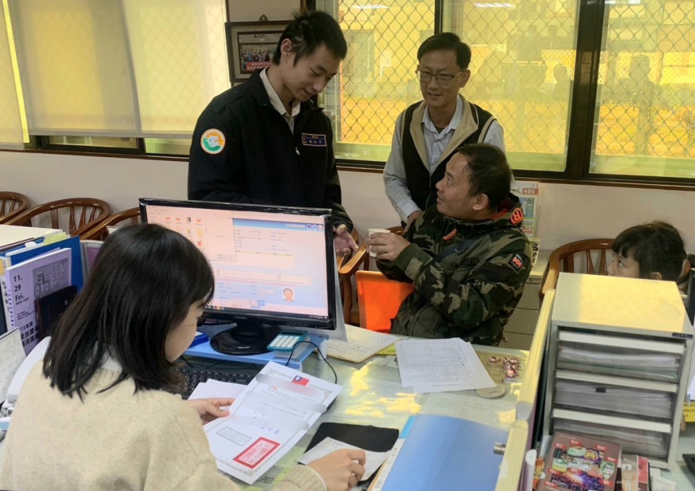 急凍寒流來襲！苗栗榮服處內外走動服務 就醫專車熱飲溫暖同行