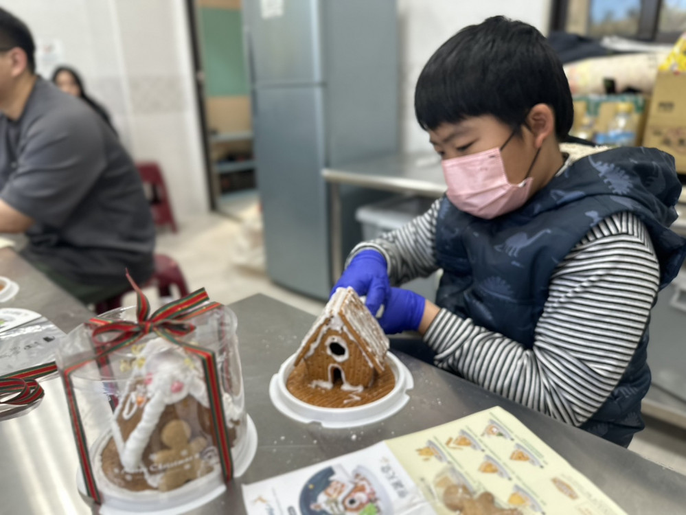 家扶課輔兒童聖誕趴 金門世華工商婦女企管協會送驚喜禮物