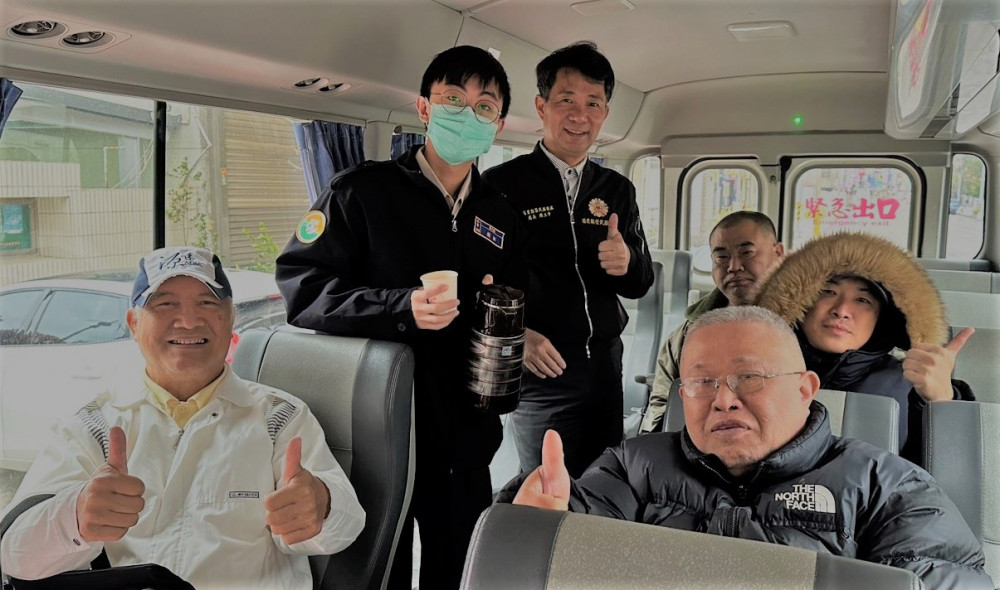 急凍寒流來襲！苗栗榮服處內外走動服務 就醫專車熱飲溫暖同行