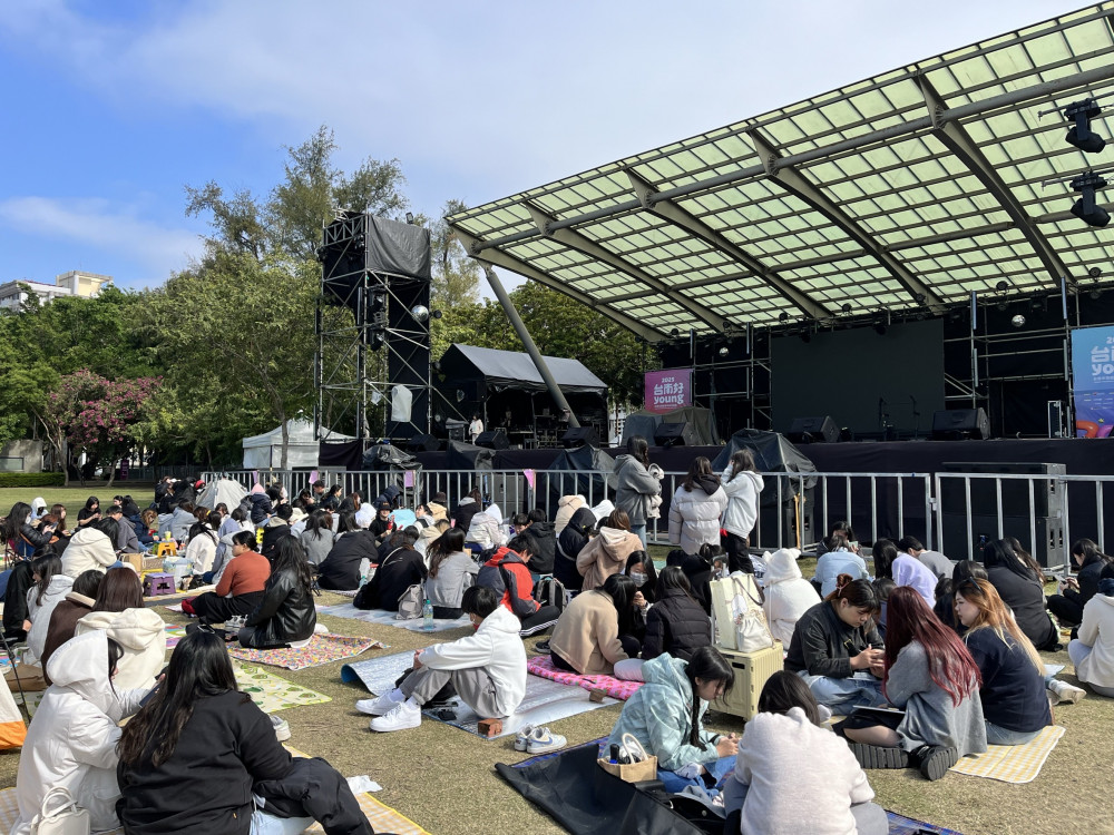 冷氣團不算什麼！堅持守好南瀛草地音樂會第一排  