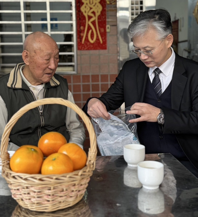 愛心年菜送到家  中榮院長傅雲慶 陪圍爐兼顧健康