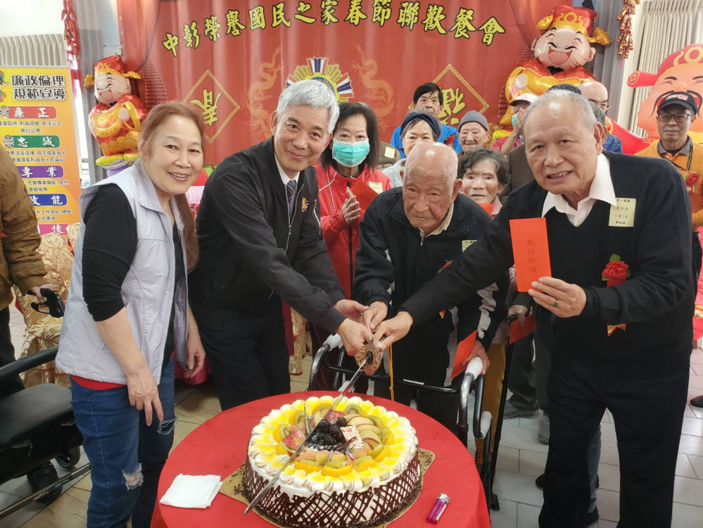 中彰榮家春節聯歡慶生餐敘 住民迎金蛇報喜旺新春 