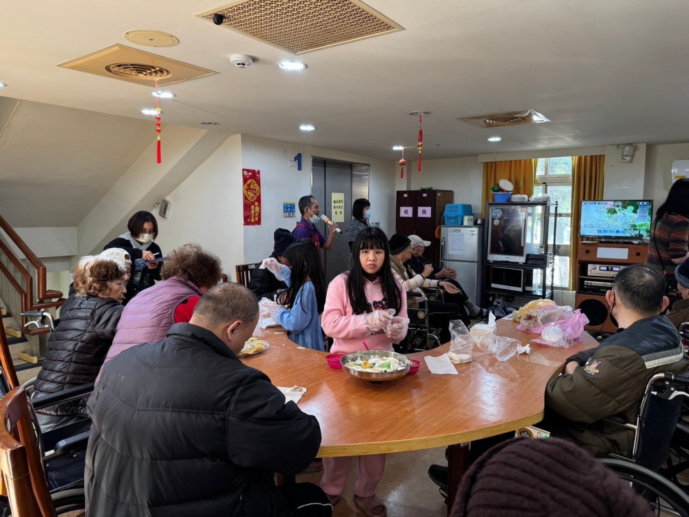 彰化榮家住民手包金元寶  歡唱同樂蛇舞迎小龍年 