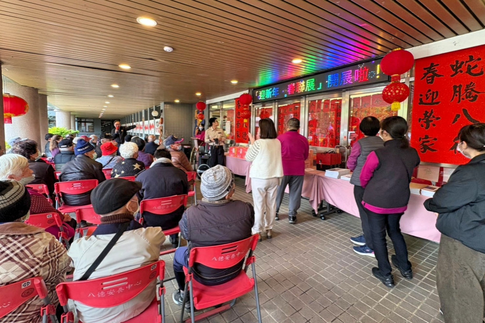 八德榮家「迎新年」創意春聯展　長輩揮毫展出各類春聯斗方創意作品