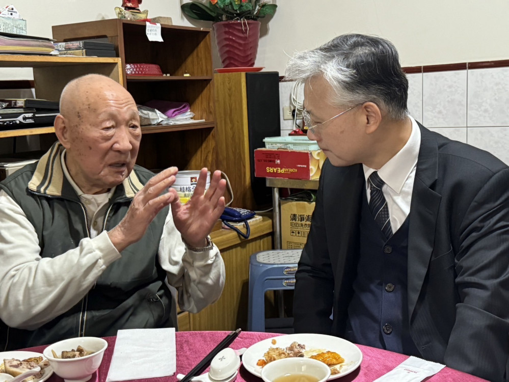 愛心年菜送到家  中榮院長傅雲慶 陪圍爐兼顧健康