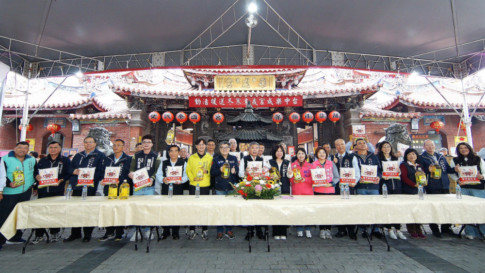  寒冬送暖！臺中樂成宮贈紅包、物資   助弱勢學生過好年