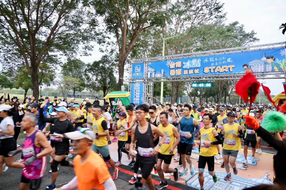 2025臺南冰點國際馬拉松賽事登場  黃偉哲祝福參賽者跑出佳績