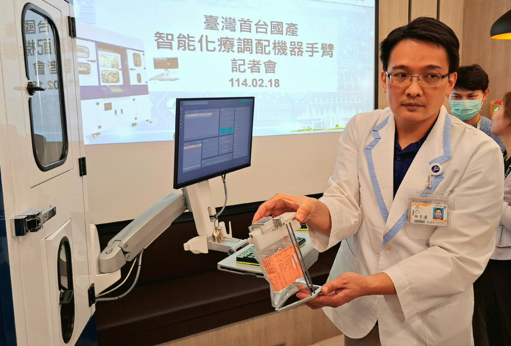 群創光電與奇美醫攜手首台國產智能化療調配機器手臂 AI人機協作IN！ 