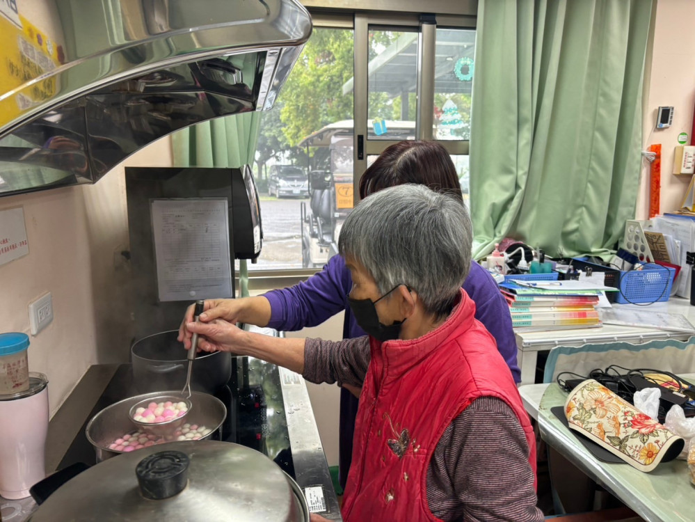彰化榮家日照中心慶元宵  長輩猜燈謎歡度佳節
