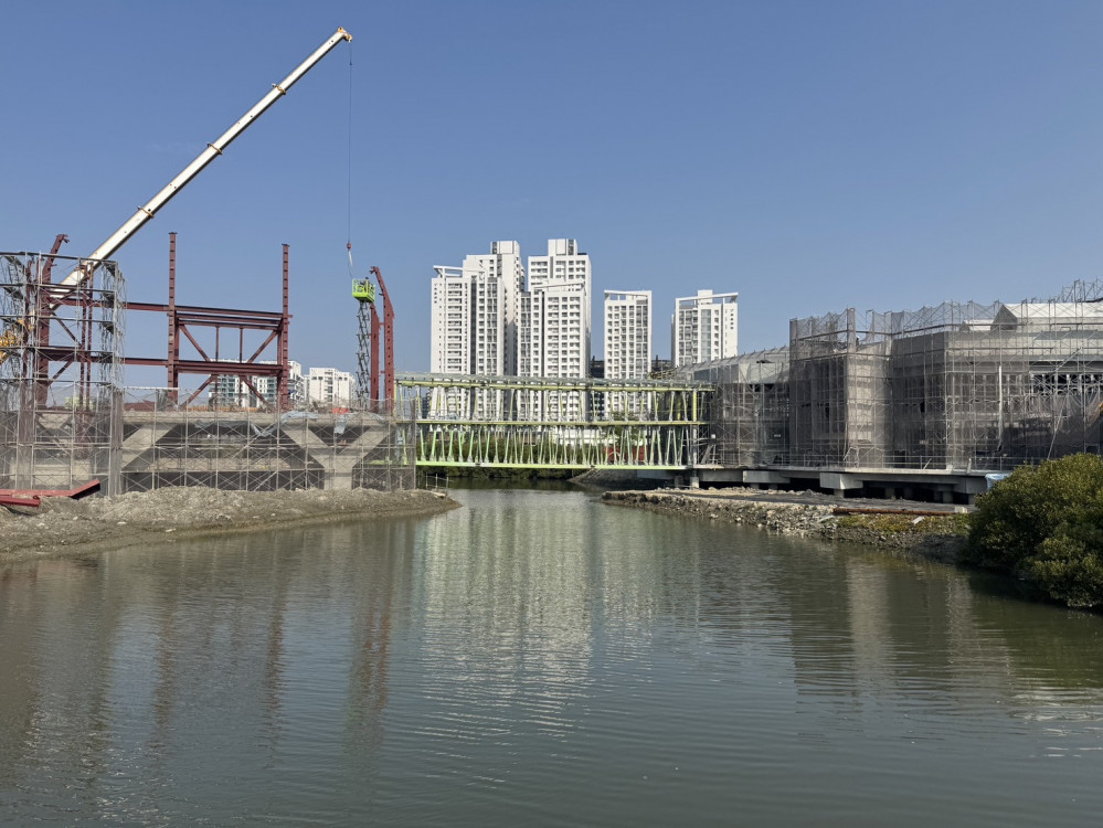 臺南市安南區全民運動館工程進度達60％  連接水岸亮點鋼橋鋼結構已完成吊裝