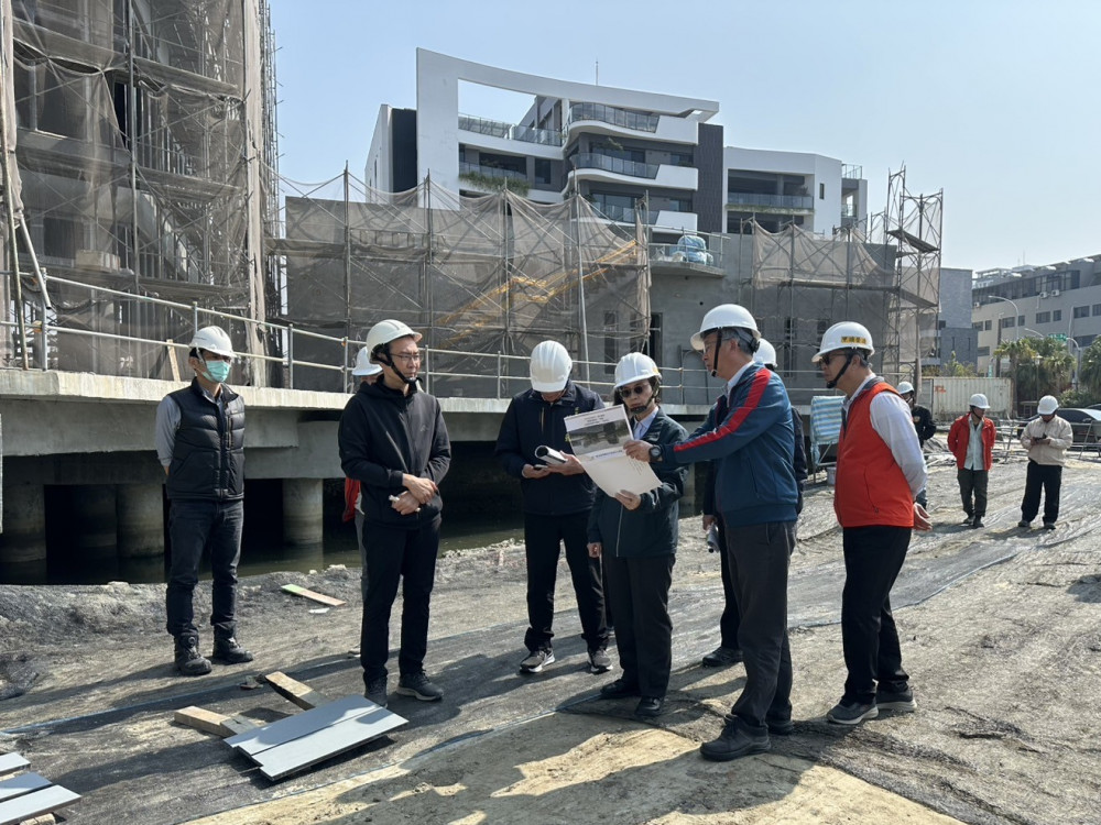 臺南市安南區全民運動館工程進度達60％  連接水岸亮點鋼橋鋼結構已完成吊裝