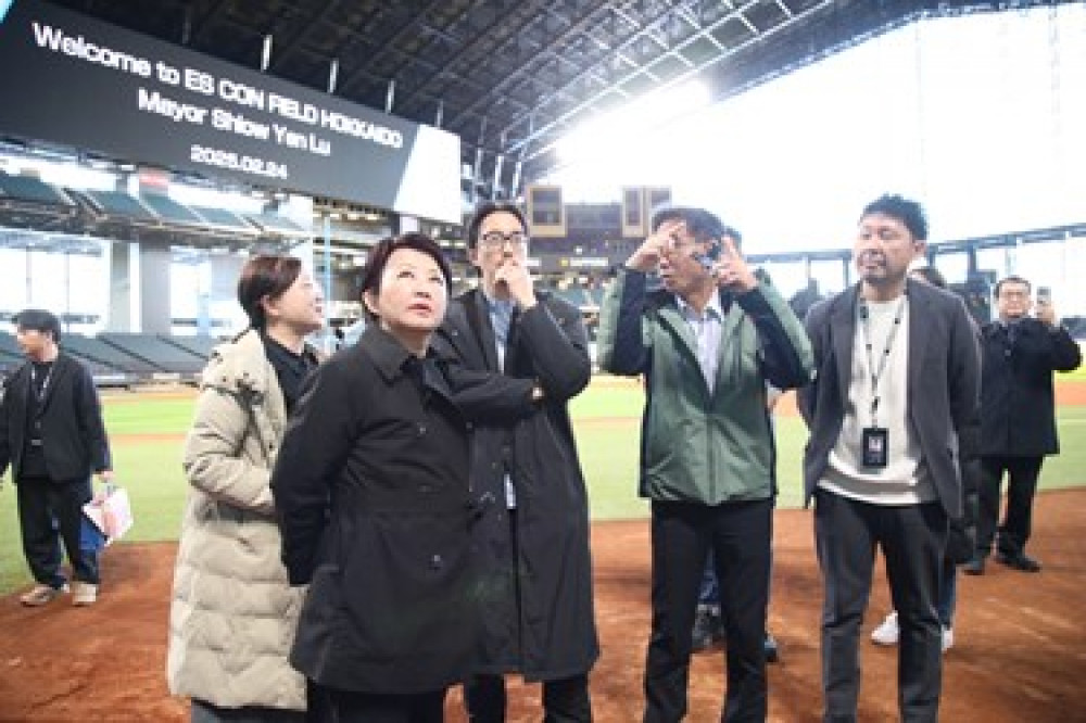 盧秀燕日本巨蛋巡禮首站！參訪ES CON FIELD HOKKAIDO   取經球場設計＋營運成功典範