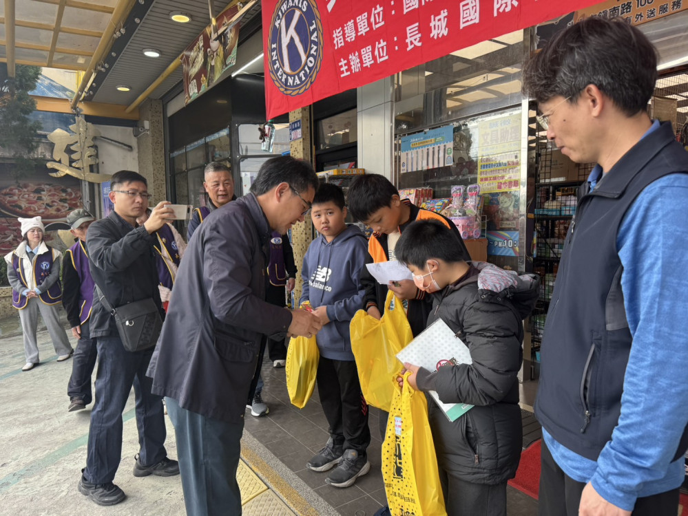劉建國偕同長城同濟會　共伸愛心助貧童買文具