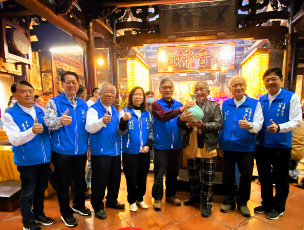 府城大觀音亭興濟宮翁國禎敬獻陶藝品 70回憶錄與泥土共舞傳奇人生