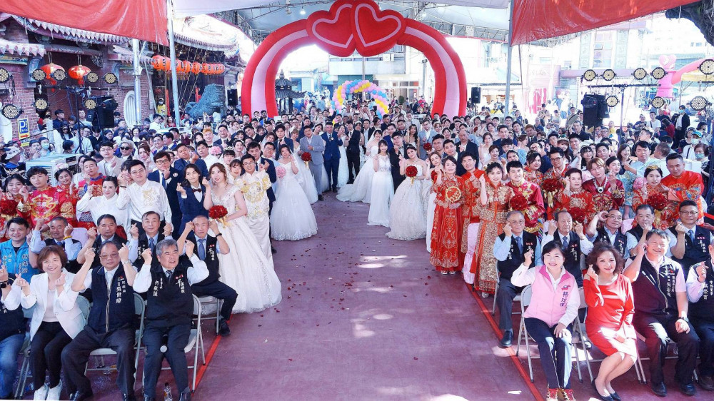 臺中樂成宮舉辦第8屆集團婚禮　旱溪媽祖見證86對新人完成終身大事