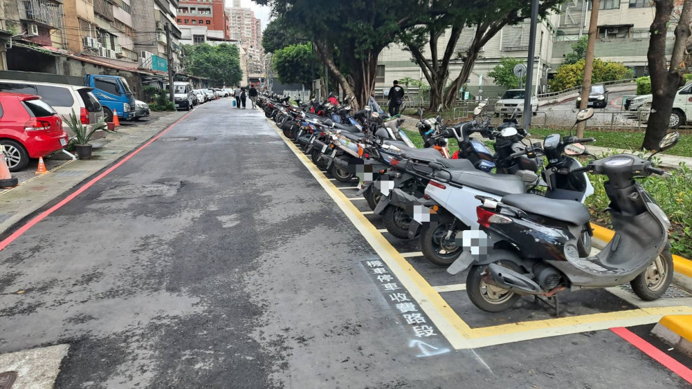 大眾運輸場站路邊機車格收費管理 機車族：好停多了！