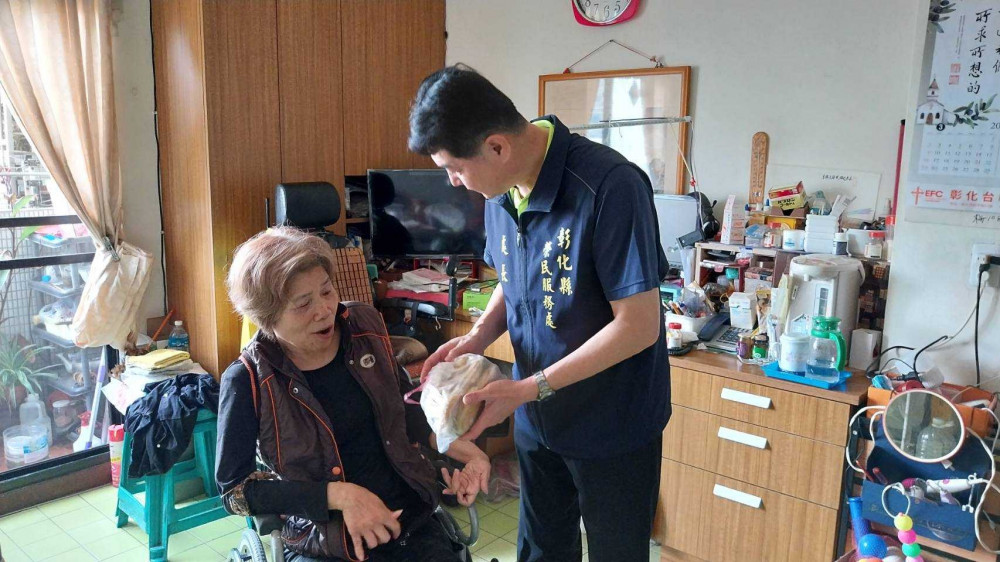 彰化榮服處關懷到府 感謝武德宮勸募物資送暖榮民眷