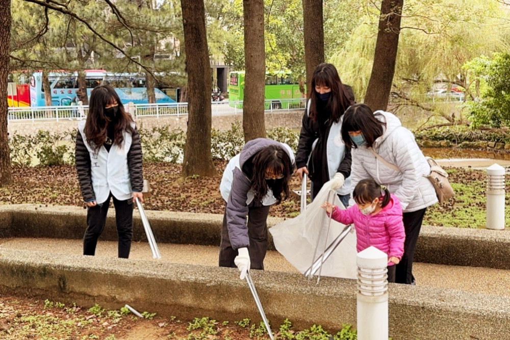 台電新竹區處志工服務團隊公園健走運動趣　結合公園淨地清潔美化市容