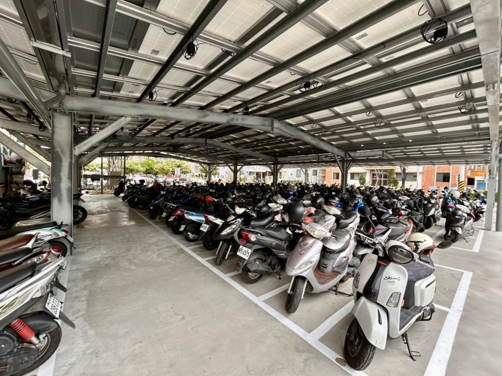 民治市政中心機車棚升級有感！老舊石綿瓦蛻變綠能新地標