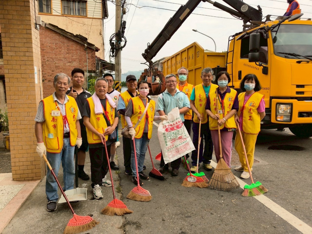 南市榮服處榮欣志工替代役弟兄 助榮民爺爺清淨家園顧厝邊