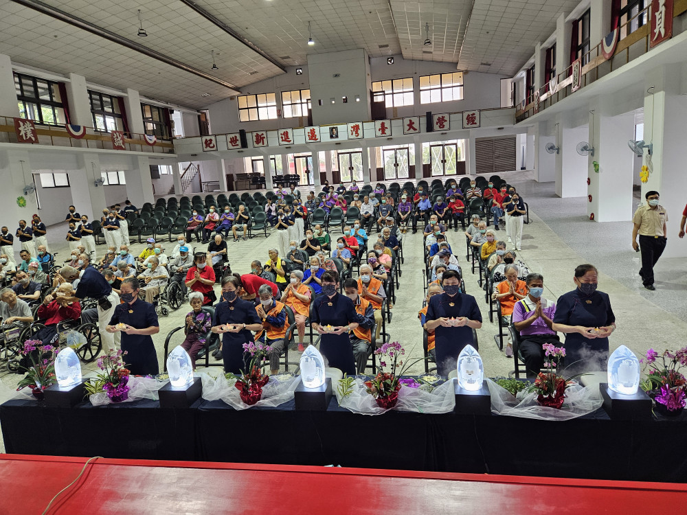 彰化榮家與住民長者一同浴佛 開啟人人心中善念