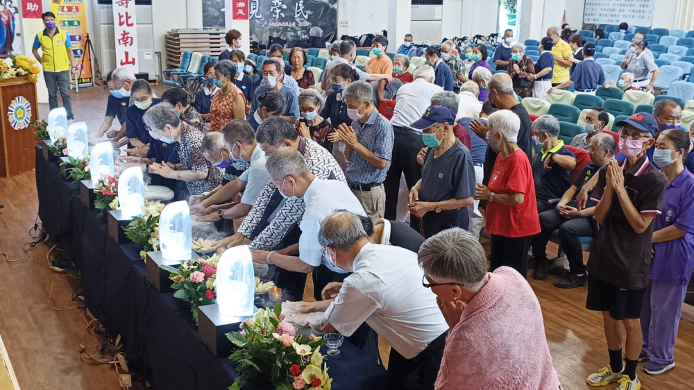 慈濟與中彰榮家辦浴佛大典 為住民長輩祈福