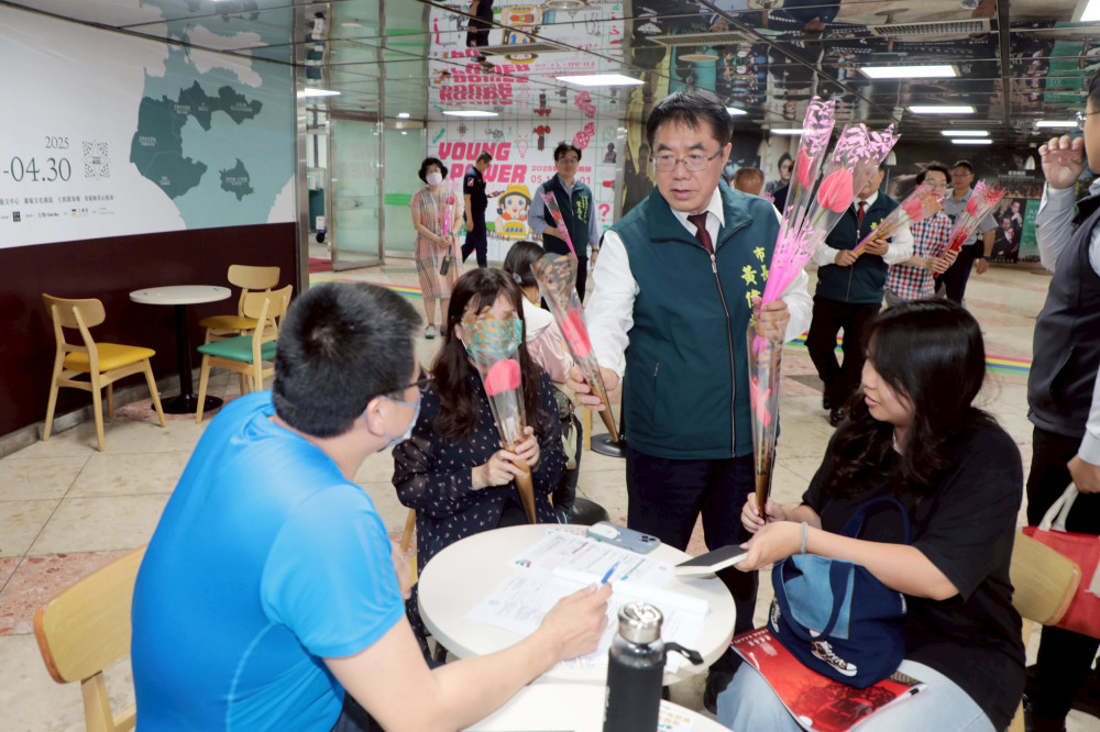 台南市長黃偉哲致贈火鶴花「乎好」 祝福台南媽媽們母親節快樂