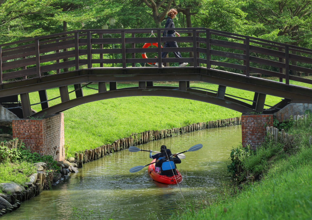 德元埤荷蘭村內河道漫舟啟航，立即體驗異國水道風光