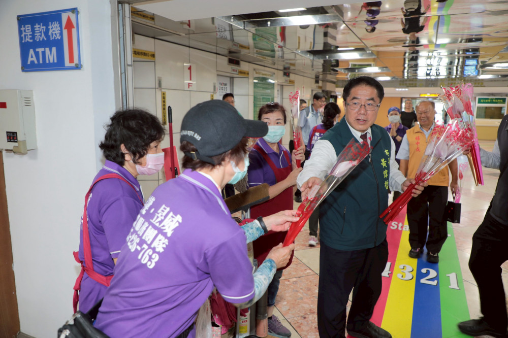台南市長黃偉哲致贈火鶴花「乎好」 祝福台南媽媽們母親節快樂