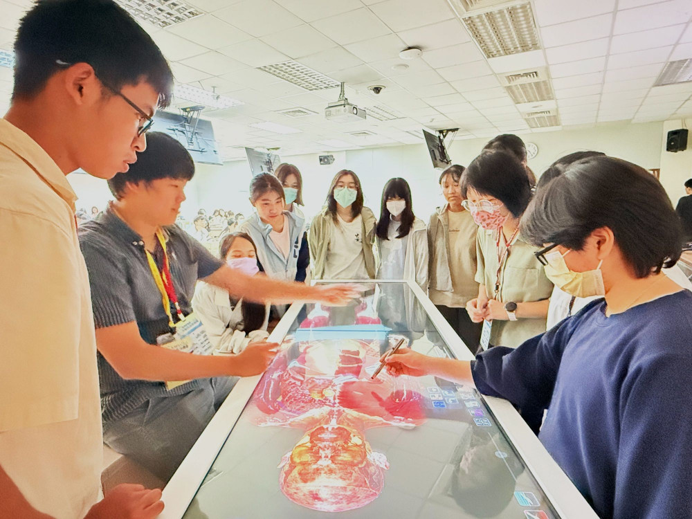 中山醫大生物科技研習營　帶高中生走入臨床、人文與解剖現場