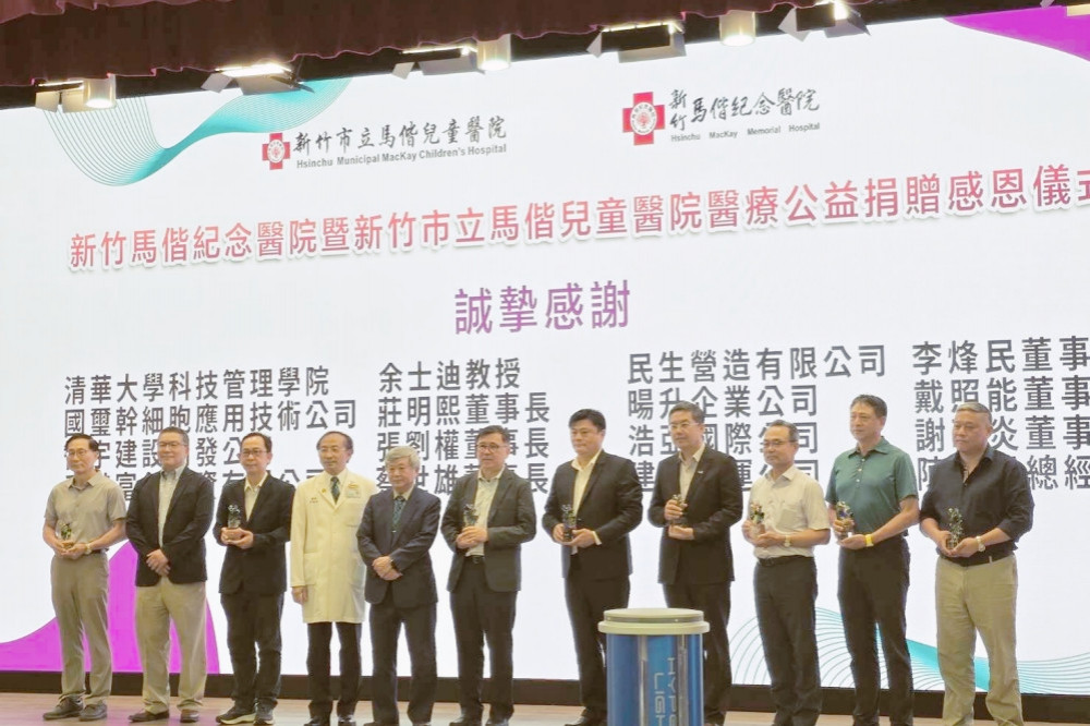 新竹馬偕獲贈社區醫療交通車　清大EMBA余門企業家行動落實社會責任