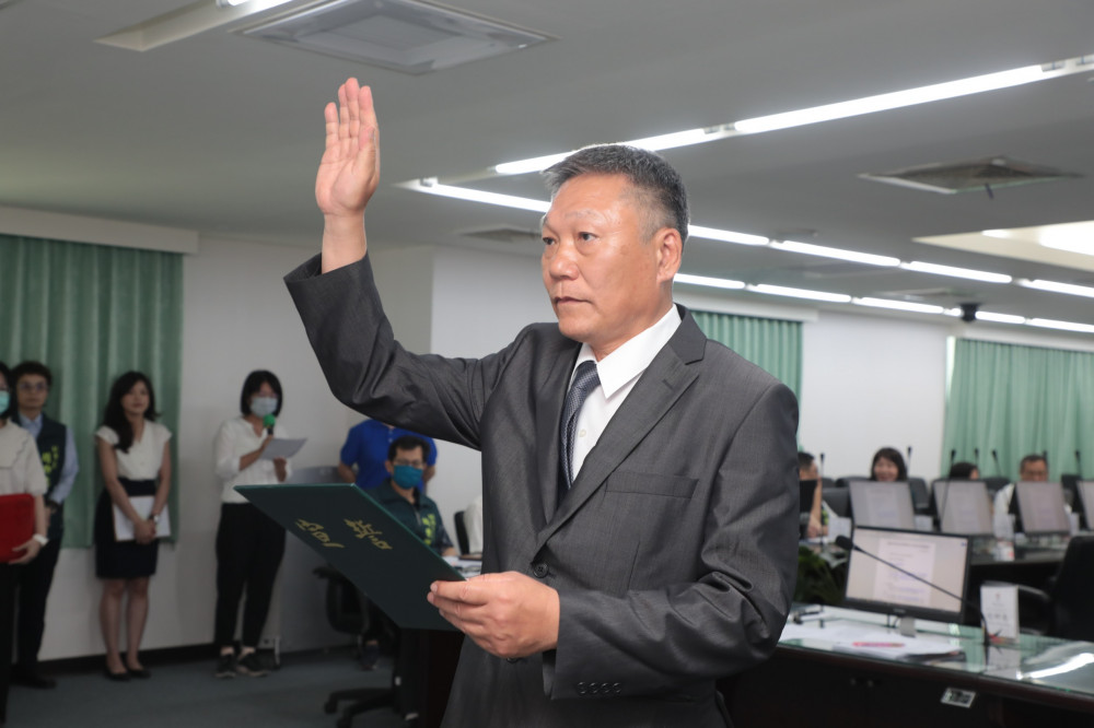 新營區新任區長宣誓就職  黃偉哲勉勵勇於承擔、服務更好