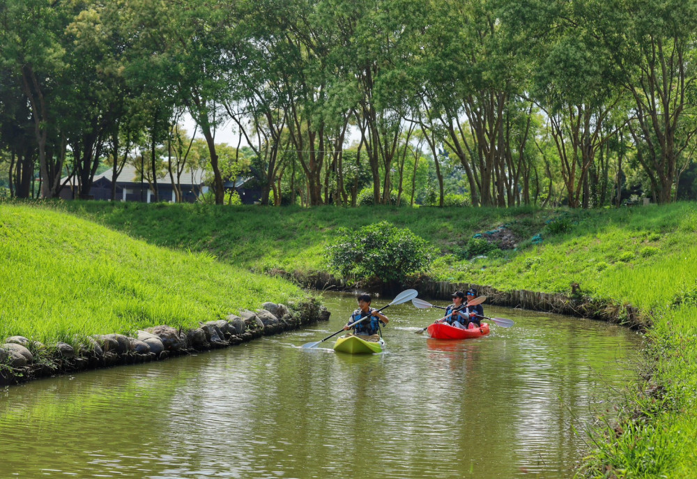 德元埤荷蘭村內河道漫舟啟航，立即體驗異國水道風光
