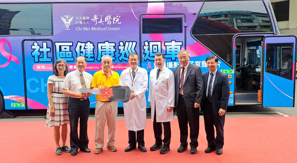 臺南廟宇捐資奇美醫千萬打造無障礙社區健康巡迴車 守護婦女健康