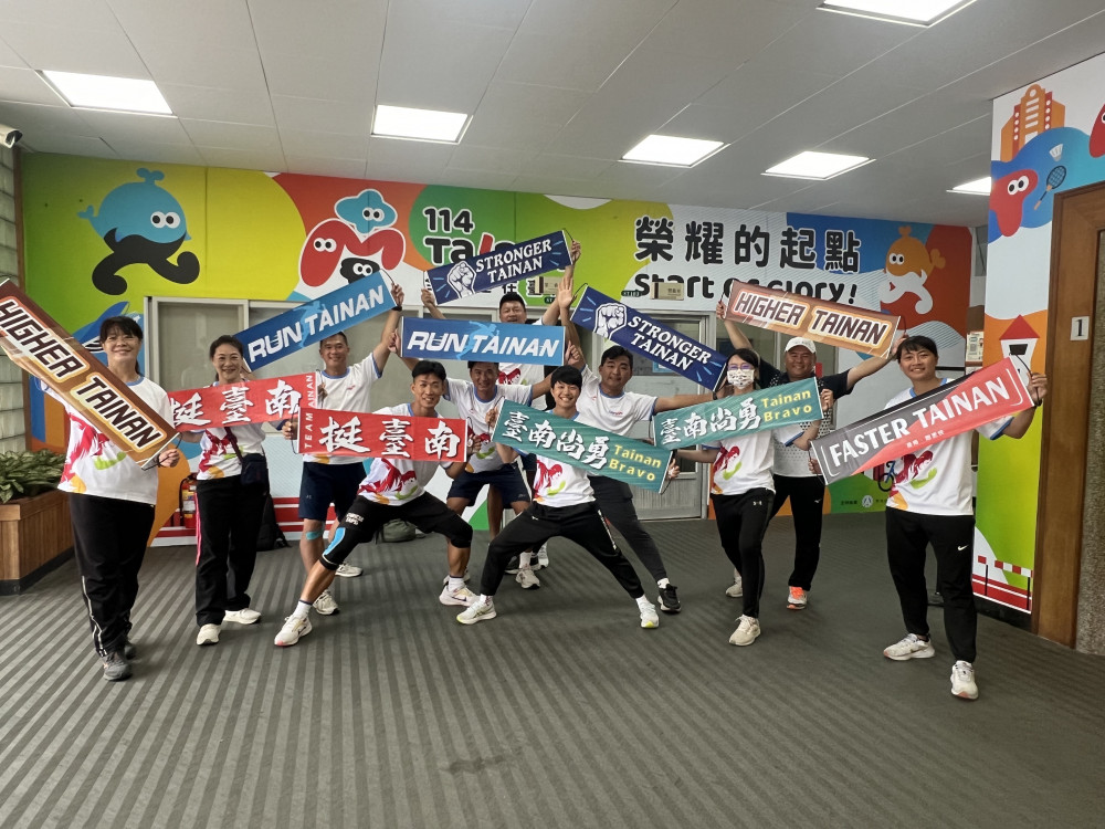臺南小將備戰114年全國小學田徑賽 黃偉哲市長勉勵小將承接全中運氣勢勇奪佳績