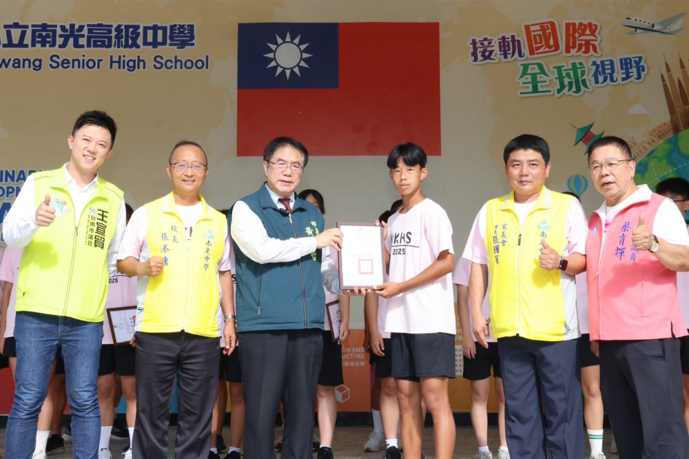 肯定南光中學全國大隊接力奪冠   黃偉哲：榮耀是日復一日的訓練累積