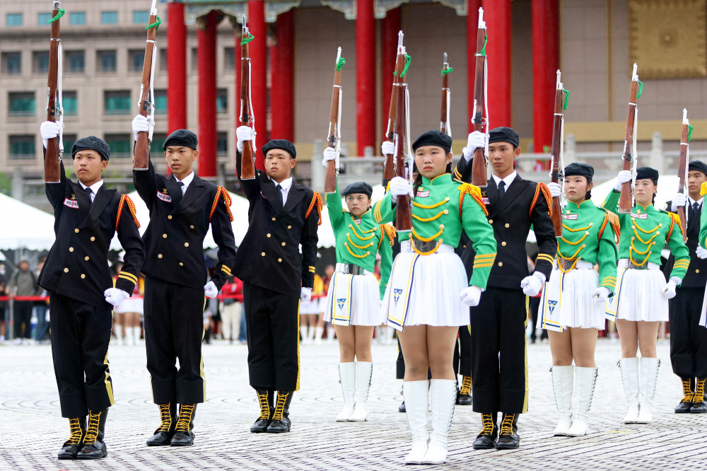 港明高中榮獲第8屆全國高級中等學校儀隊競賽冠軍  臺南市長黃偉哲頒贈獎狀肯定表現