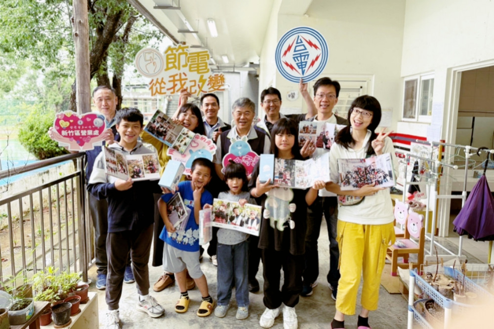 台電新竹區處送愛偏鄉學子　捐贈專屬畢業紀念冊承載祝福勉勵勇敢追夢