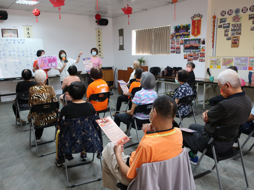 臺南市政府社會局推廣愛心手鍊-守護迷途老人及身心障礙者走向回家的路