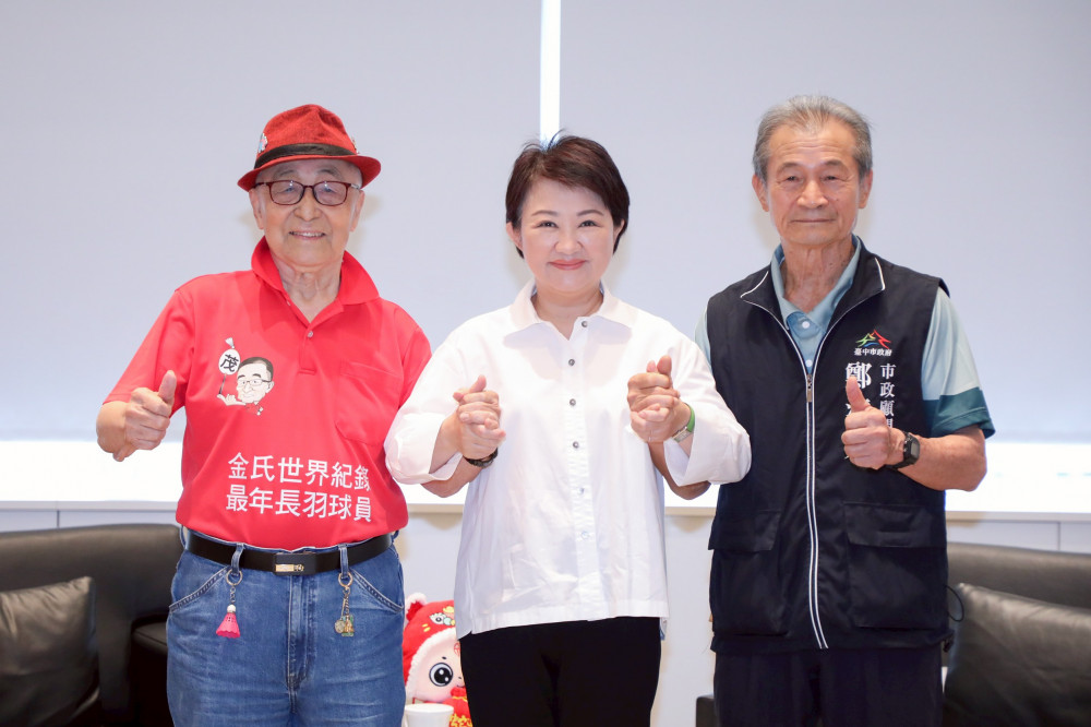 他們都是台中人！表揚世壯運高齡選手林友茂、鄭清榮   盧秀燕致贈「金牌人生卡」