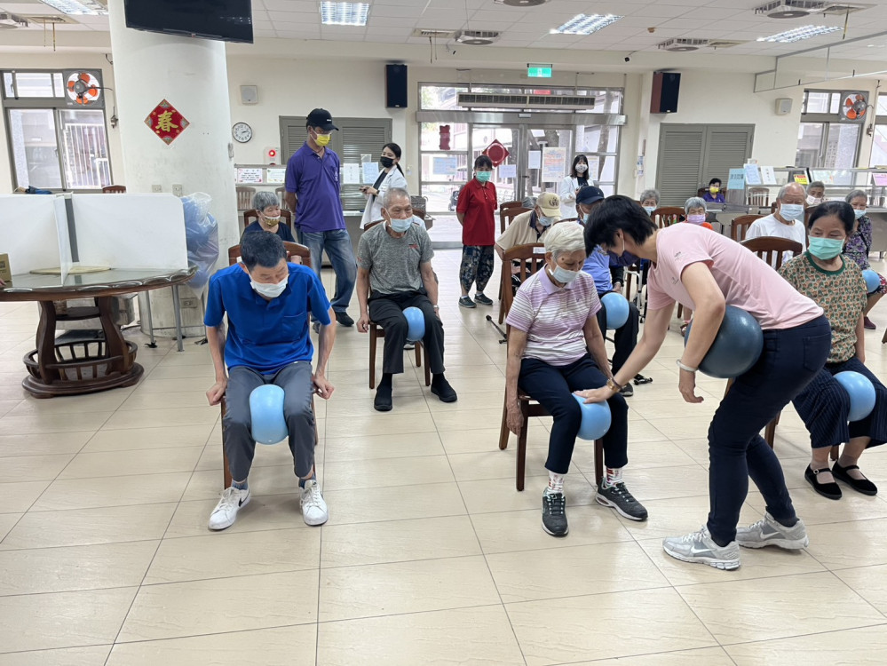 彰化榮家開辦健康課程 住民樂活極球律動提升柔軟度