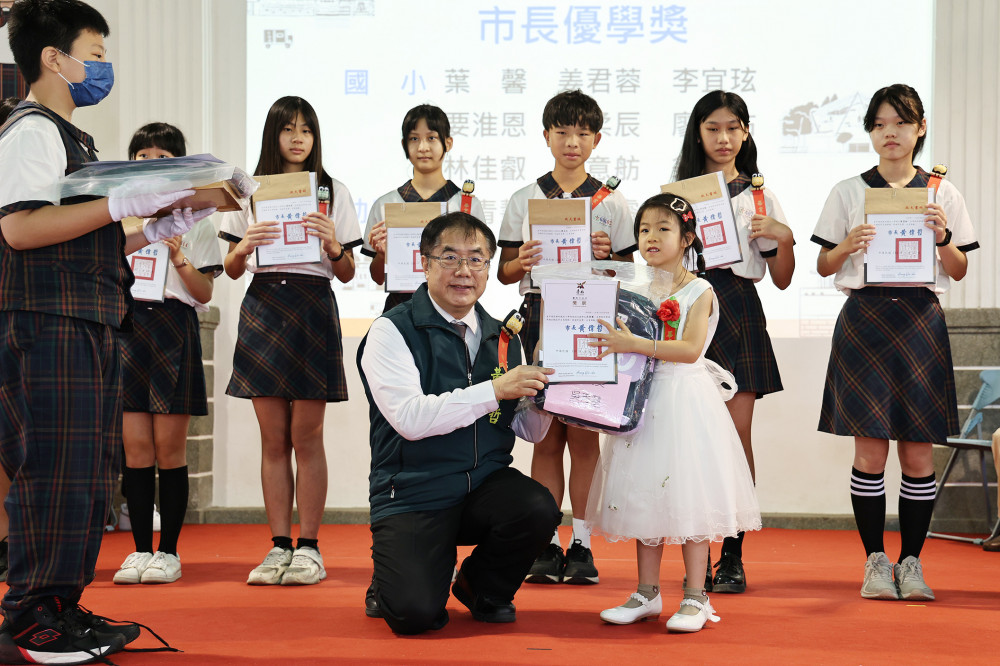 台南市長黃偉哲出席勝利國小畢典獻上祝福 期勉莘莘學子鵬程萬里