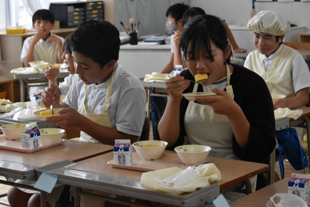 友誼市熊本縣宇土市學童品嘗台南鳳梨 小朋友紛表示：好甜、好好吃！