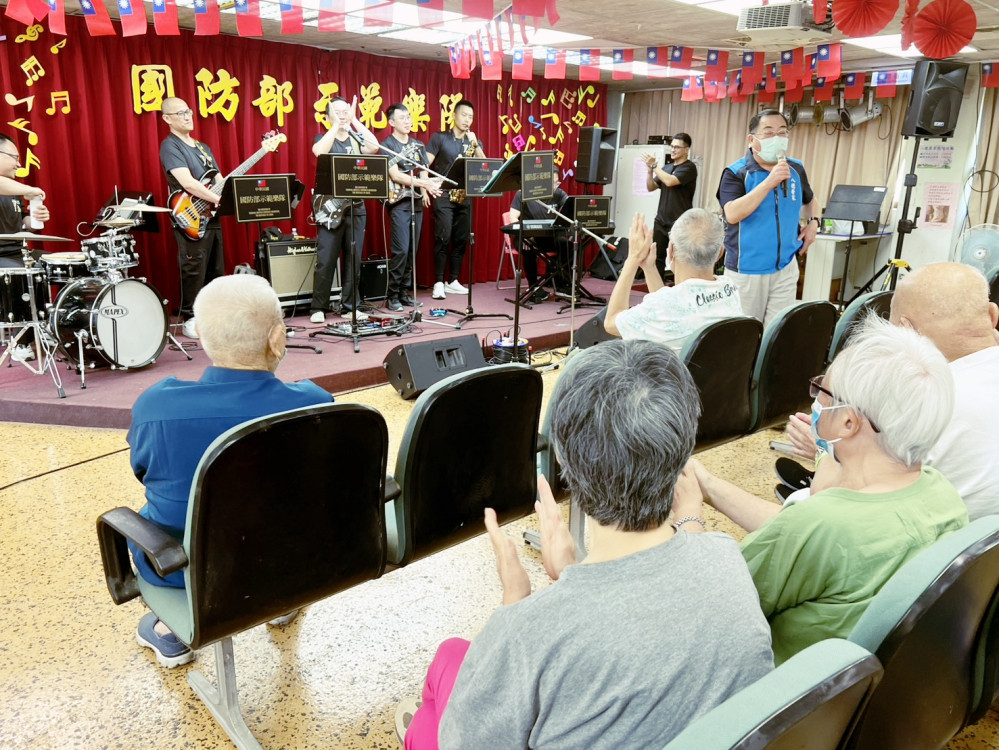 國防部示範樂隊公益演出　陪伴八德榮家住民長輩重返老歌榮光年代