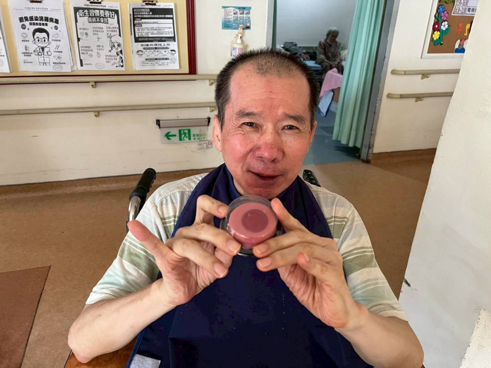 彰化榮家感謝慕溏公司送愛 法式月餅飄香榮家