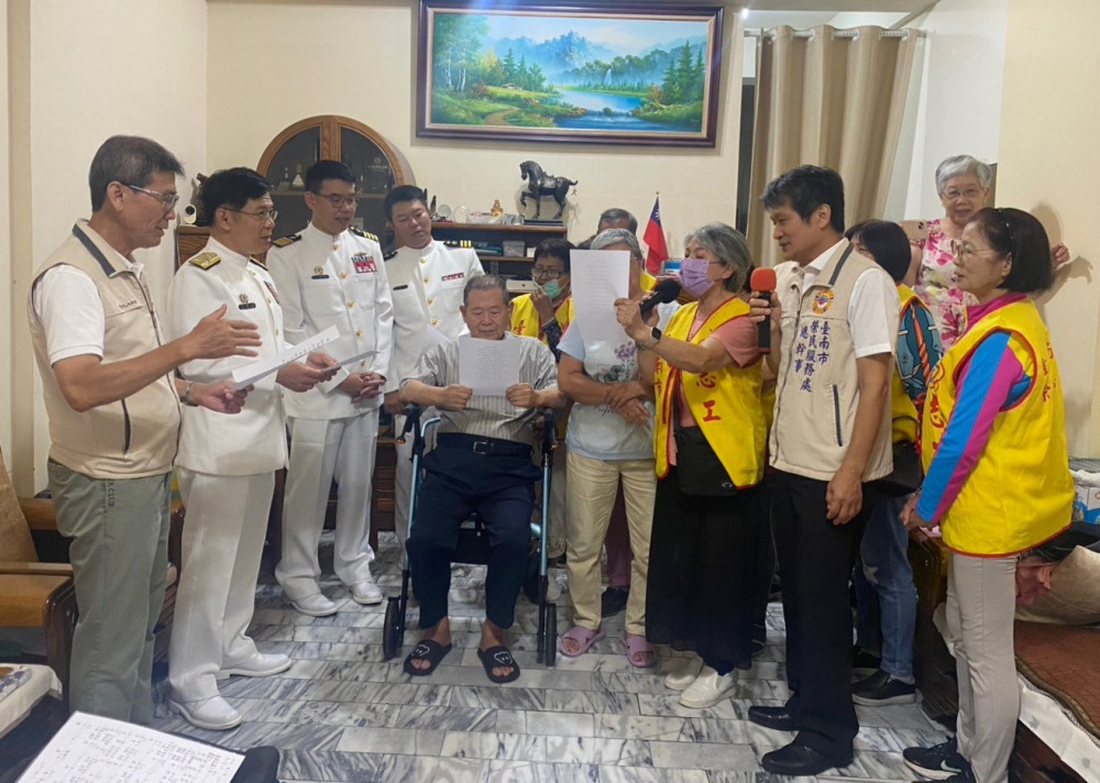 臺南榮民郭燕潁獲頒保衛臺灣紀念章 榮服處同感榮耀