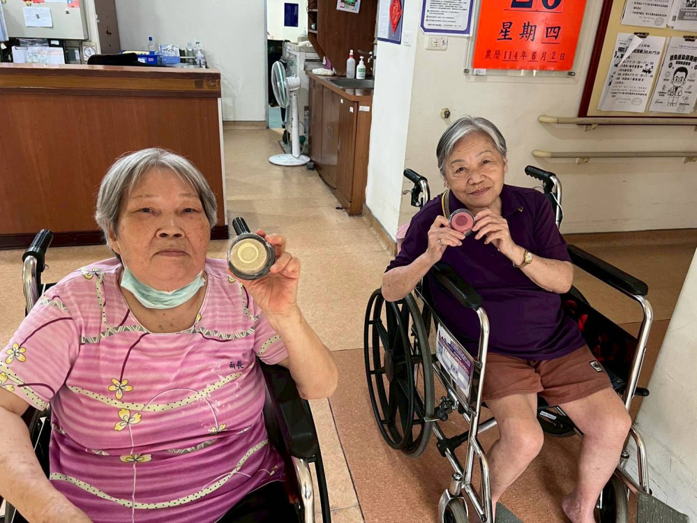 彰化榮家感謝慕溏公司送愛 法式月餅飄香榮家